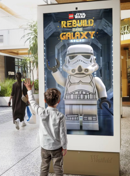 Magic Mirror in retail store with AR virtual try-on
